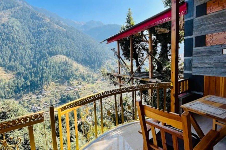 Stay & Cafe in Jibhi