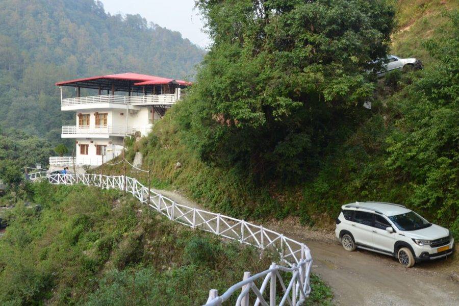Sunrise Oakwood Stay – A Serene Escape in Mussoorie’s Pari Tibba